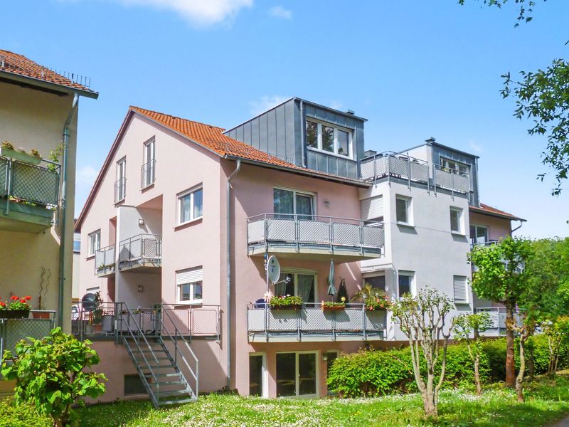 Attraktive 2,5-Zimmer-Wohnung mit zwei Balkonen, zwei Stellplätzen in Herrenberg